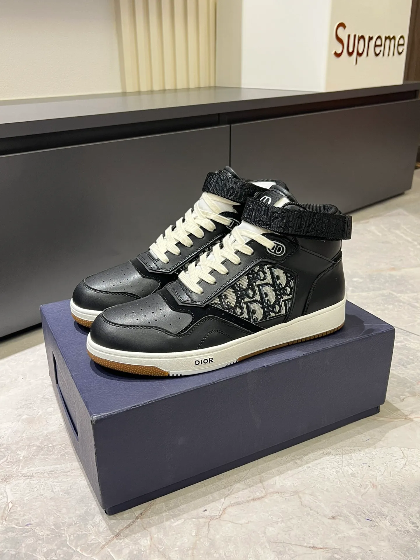 Men's shoes 💰p460 "Dio*" mid-top B27 casual sneakers. This B27 high-top sneaker is a new product in the series and continues Di*r's classic style. Crafted from gray and white smooth calf leather with beige and black Oblique print panels on the sides. The "CD Icon" shaped shoelace eyelets are clever and delicate, and the two-color rubber sole, rear collar and heel are all equipped with the brand's iconic details to enhance the style. Oblique printed straps at the ankle allow for an adjustable fit to complement the overall design. Fashionable and versatile, it can complement any look. Create an exquisite design with unique dynamic vitality and modern atmosphere, presented in low-top and high-top styles. This new must-have shoe adds a new dimension to Dior's archive heritage, embodying modern elegance. Purchase the original version and make it 1:1. If you need top quality, please come to me! Male 38-44!